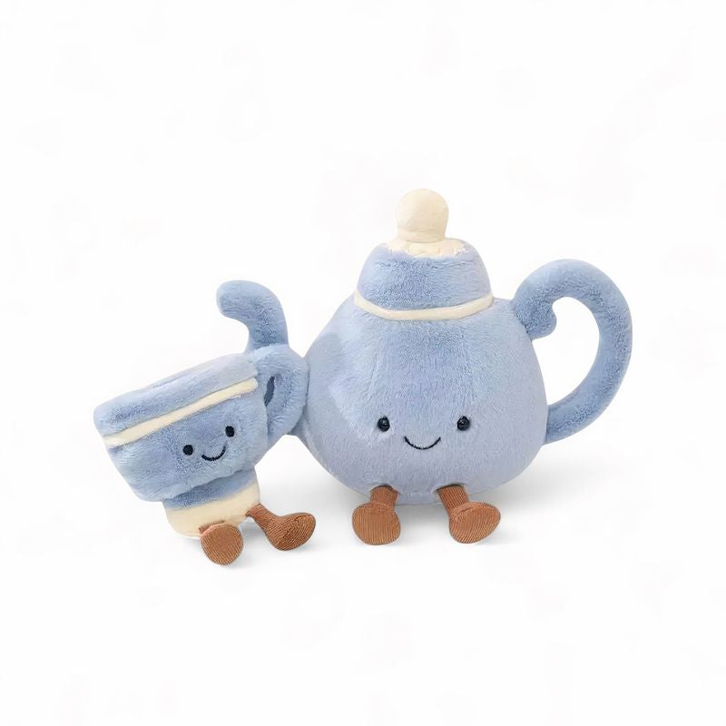 Kuscheltier in Kawaii-Optik: eine 9 cm große blaue Tasse und eine passende 18 cm große Teekanne, beide lächelnd, mit braunen Füßen, auf weißem Hintergrund.