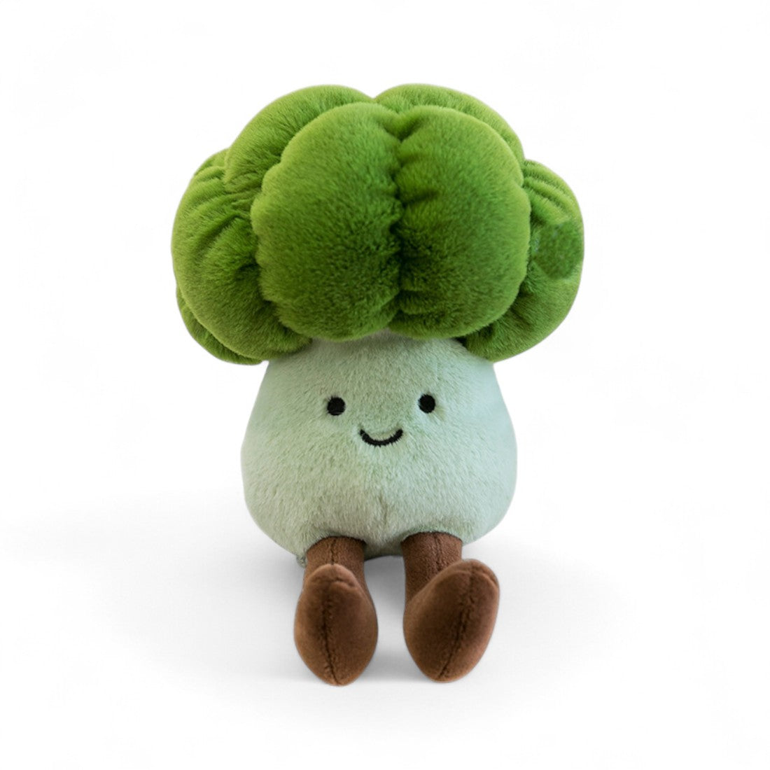 Kuscheltier Kawaii-Gemüse lächelnder Brokkoli, grün und weiß, 20 cm, sitzend mit langen braunen Beinen, Vorderansicht, auf weißem Hintergrund.