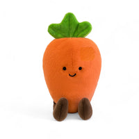 Kuscheltier Kawaii-Gemüse fröhliche Karotte, orange und grün, sitzend mit braunen Beinchen, Vorderansicht auf weißem Hintergrund.