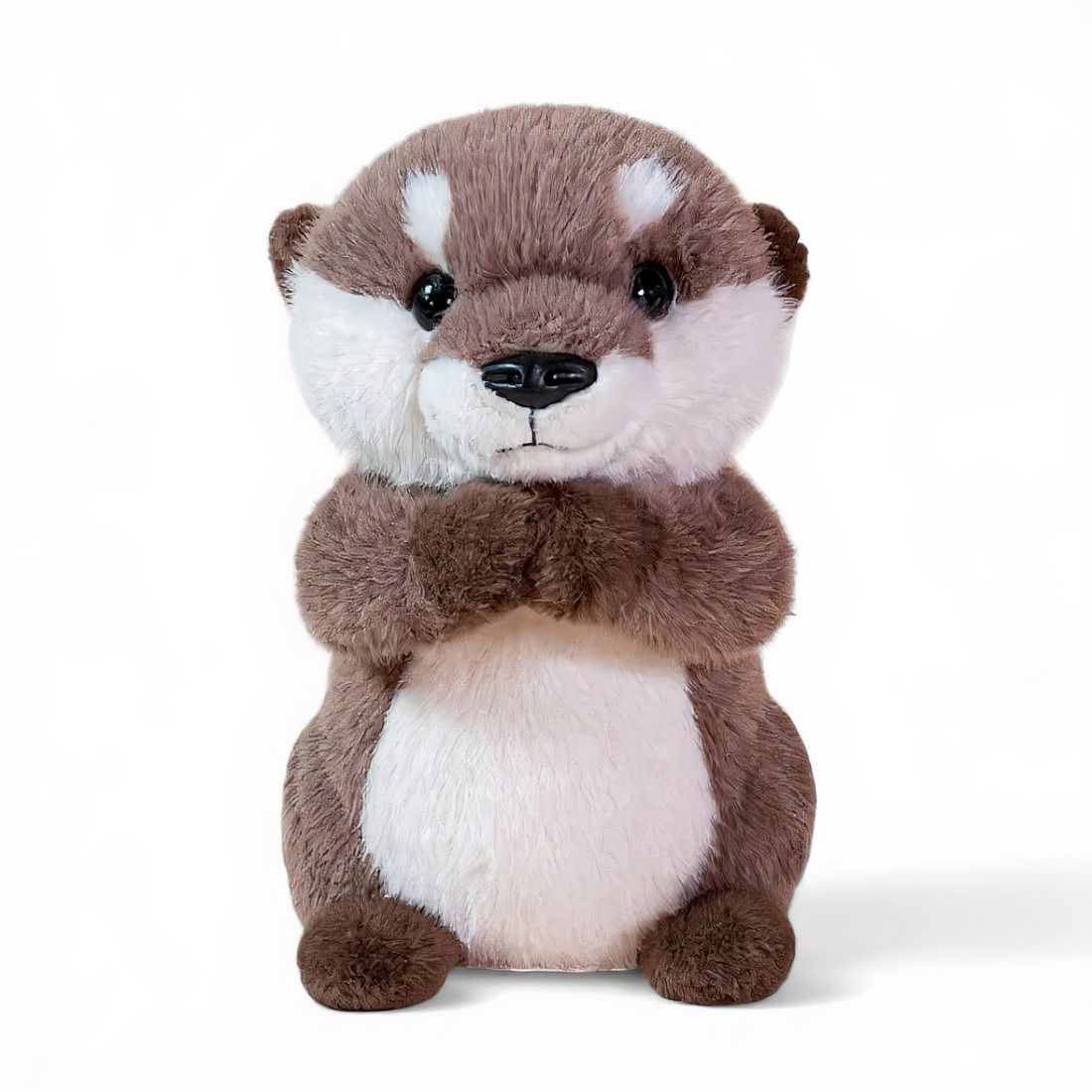 Kuscheltier Otter, braun und weiß, aus Baumwolle, weich und lächelnd, sitzend auf weißem Hintergrund.
