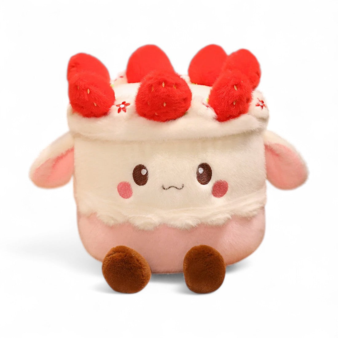 Kawaii-Kuscheltier in Form eines leckeren rosa-weißen Kuchens, mit Himbeeren auf dem Kopf, kleinen Ohren und braunen Füßen, sowie zwei Augen und einem gestickten Mund im Kawaii-Stil; auf weißem Hintergrund.