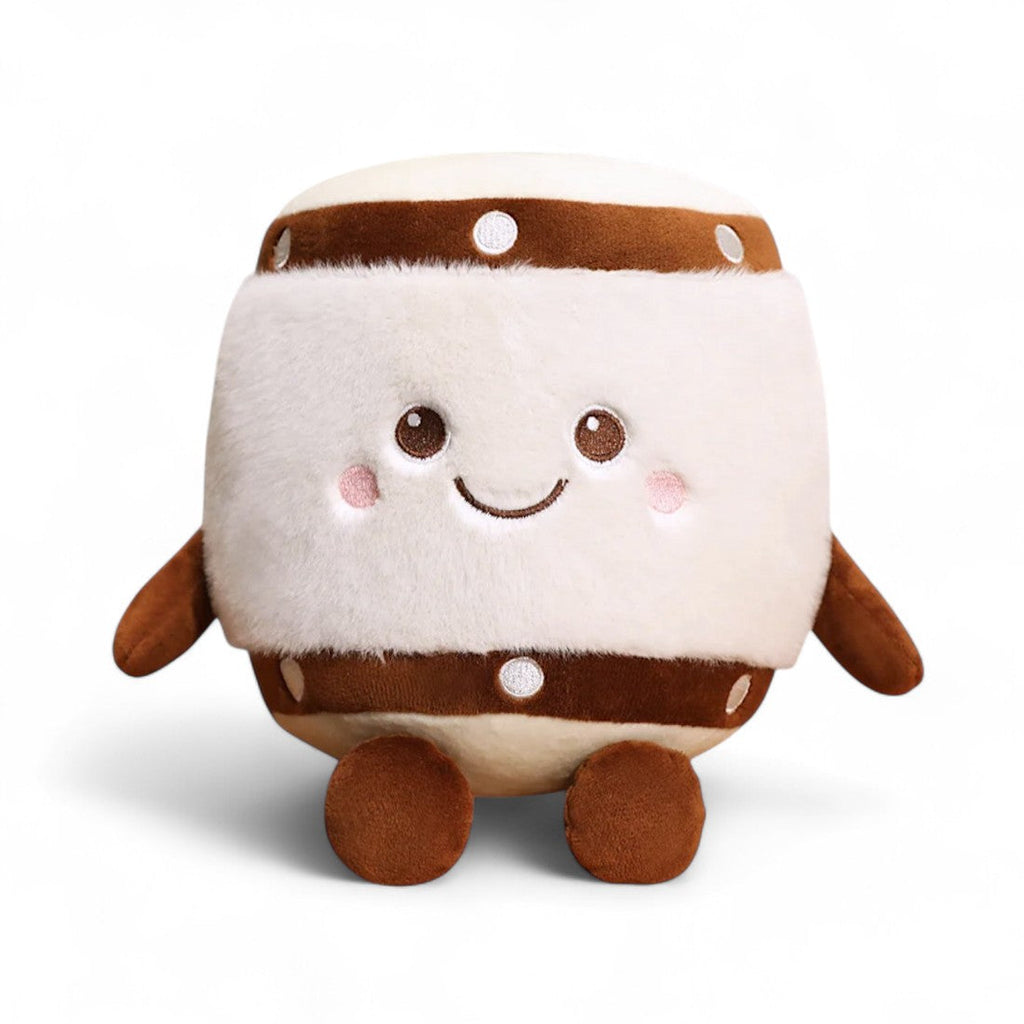 Kuscheltier in Form einer weiß-braunen Kawaii-Trommel mit lächelndem Gesicht und Armen, auf weißem Hintergrund.