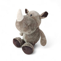 Graues Nashorn-Kuscheltier, breite Schnauze, flauschiges weißes Horn, sitzend auf weißem Hintergrund.