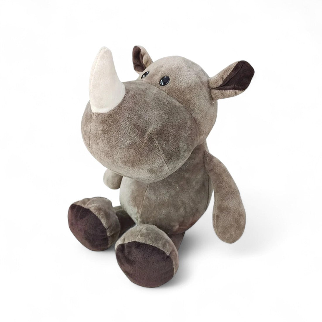 Graues Nashorn-Kuscheltier, breite Schnauze, flauschiges weißes Horn, sitzend auf weißem Hintergrund.