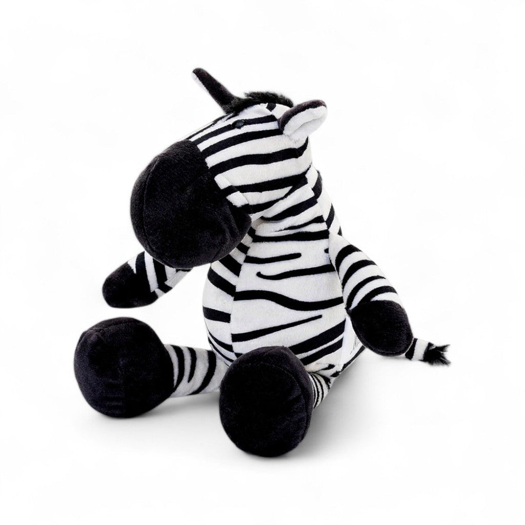 Schwarz-weiß gestreiftes Zebra-Kuscheltier, schwarze Schnauze, große Beine und aufgestellte Ohren, sitzend auf weißem Hintergrund.