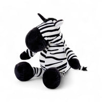 Schwarz-weiß gestreiftes Zebra-Kuscheltier, schwarze Schnauze, große Beine und aufgestellte Ohren, sitzend auf weißem Hintergrund.