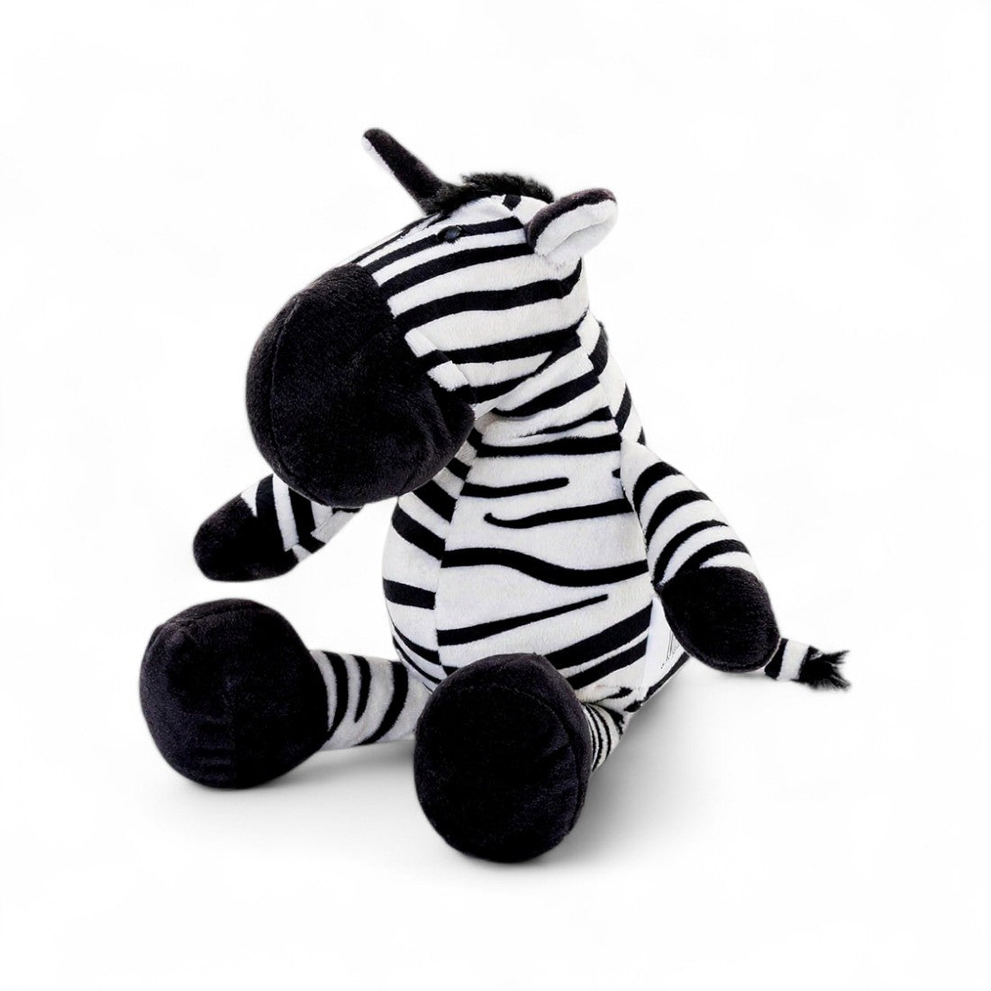 Schwarz-weiß gestreiftes Zebra-Kuscheltier, schwarze Schnauze, große Beine und aufgestellte Ohren, sitzend auf weißem Hintergrund.