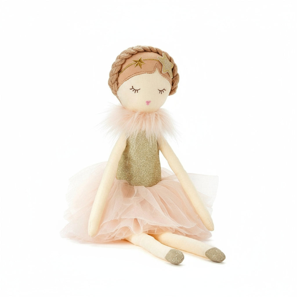 Große Stoff-Engelspuppe, 50 cm, rosa Tütü-Kleid, schimmernde goldene Flügel, Haarkranz mit Sternen vorne und Federkragen, auf weißem Hintergrund.