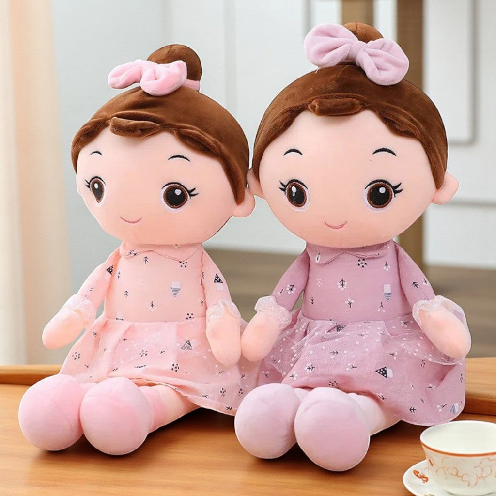 Plüschpuppe kleines Mädchen im Kleid