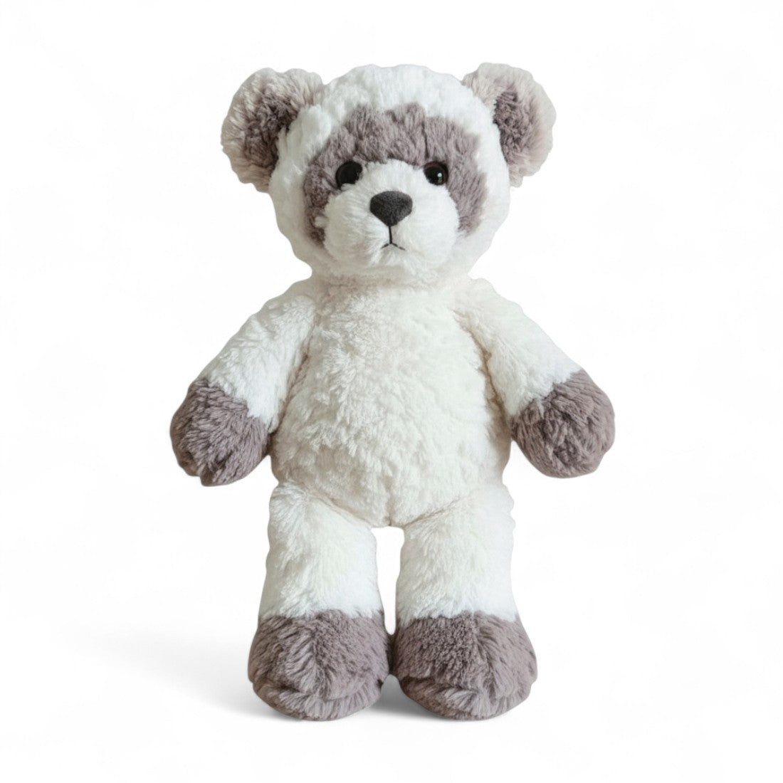 Kuscheltier Waschbär ganz weich, weiß und grau, dunkle Augen, kleine schwarze Nase, runde Ohren, große Pfoten und flauschiger Bauch; vor weißem Hintergrund
