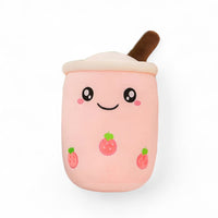 Kawaii-Kuscheltier in Bubble-Tea-Form mit Erdbeere, pastellrosa, lächelndes Gesicht, Strohhalm und Erdbeermotive, auf weißem Hintergrund