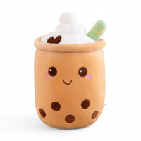 Kawaii-Kuscheltier in Bubble-Tea-Form Gourmand mit Sahnehaube, großen bestickten Tapioka-Perlen unten, niedlichem besticktem Gesicht und dekorativem Strohhalm auf dem Kopf, auf weißem Hintergrund