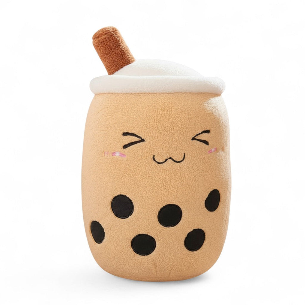 Kawaii-Kuscheltier in Bubble-Tea-Form Karamell, hellbrauner strukturierter Stoff im Cocooning-Look, bestickte Tapioka-Perlen unten, niedliches besticktes Gesicht, brauner Strohhalm auf dem Kopf, auf weißem Hintergrund.