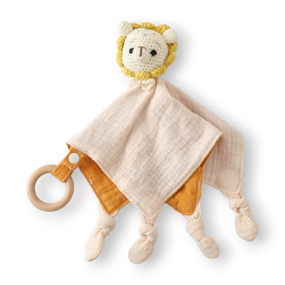 Flaches Häkel-Schmusetier Baby-Löwe, zweifarbiges Musselin-Schmusetuch beige und orange, geknotete Enden und Ring aus Naturholz, weißer Hintergrund.