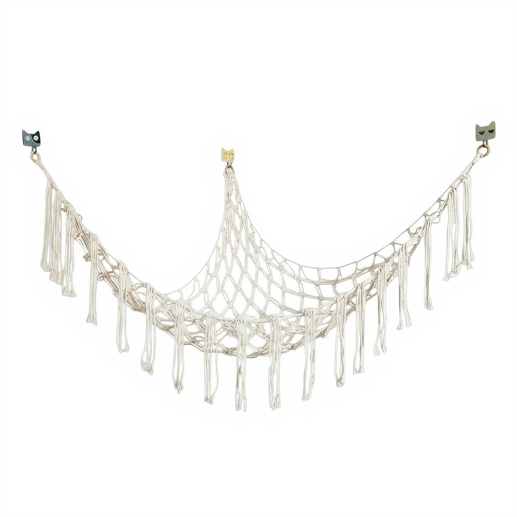 Weißes Netz-Hängemattenregal für Kuscheltiere, geflochtene Baumwolle, dreieckige Form, auf weißem Hintergrund.