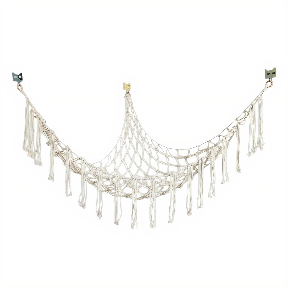 Weißes Netz-Hängemattenregal für Kuscheltiere, geflochtene Baumwolle, dreieckige Form, auf weißem Hintergrund.