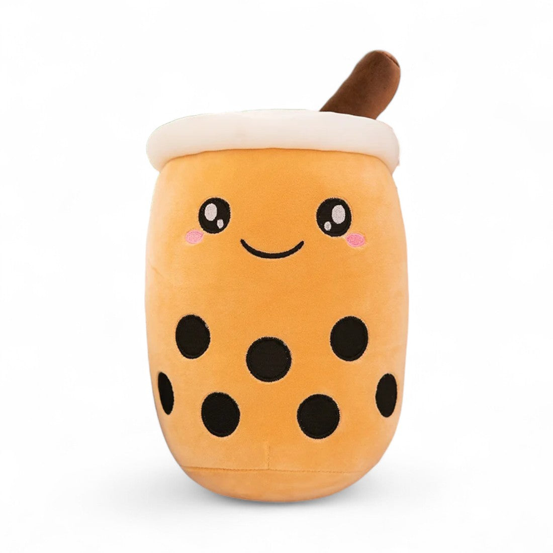 Kuscheltier in Form eines Bubble Tea Brown Sugar Karamell, lächelnder Mund und rosa bestickte Wangen, schwarze Perlen und Keks-Strohhalm obenauf, Karamelltöne, auf weißem Hintergrund.