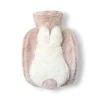 Wärmflasche Kuscheltier weich, rosa, mit kleinem weißem Hasen als Relief, auf weißem Hintergrund.