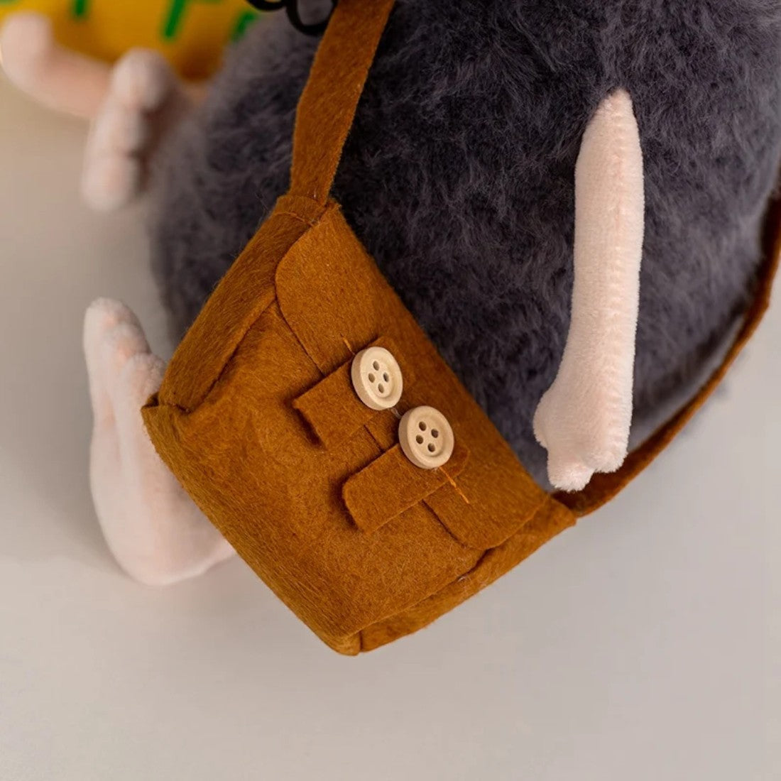 Maus Kuscheltier grau Entdeckerin