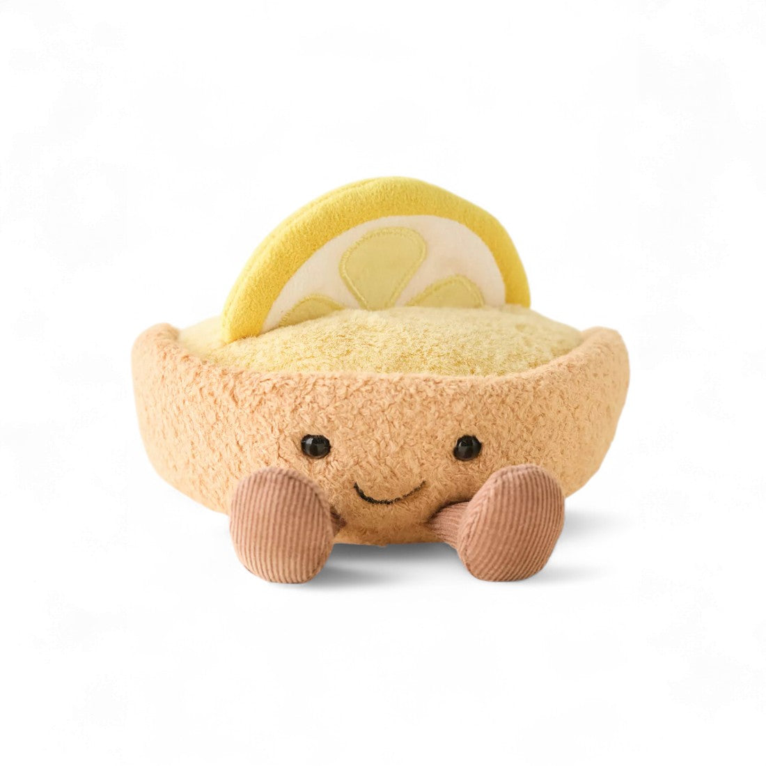 Tarte Kuscheltier gelb und beige, verziert mit einer Zitronenscheibe und zwei braunen Beinchen, besticktes Lächeln, auf weißem Hintergrund platziert