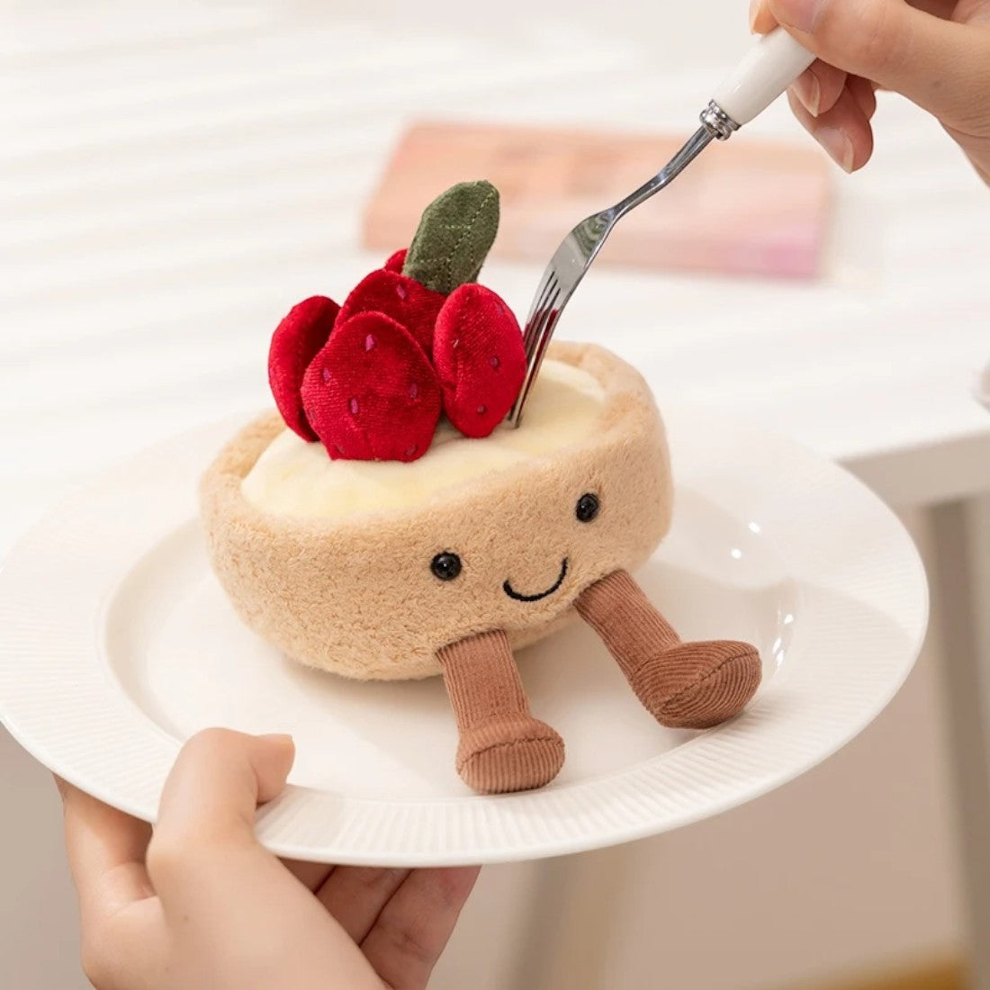 Erdbeertarte Kuscheltier genüsslich kawaii