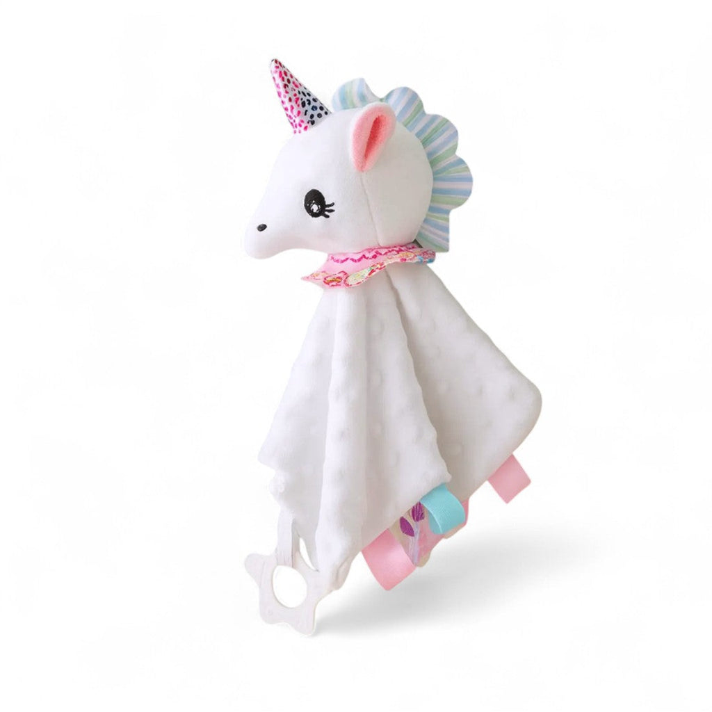 Quadratisches weißes Schmusetuch, Einhornkopf weiß mit glänzendem Horn und Pastellmähne, kleine bunte Etiketten an den Seiten, weißer Zahnungsstern, auf weißem Hintergrund