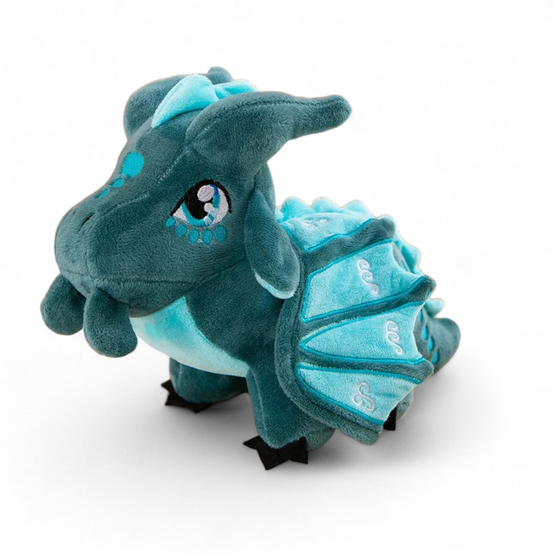 Azurblaues Drachen-Kuscheltier mit bestickten Flügeln, hellen Hörnern und Kamm, großen funkelnden Augen, auf weißem Hintergrund
