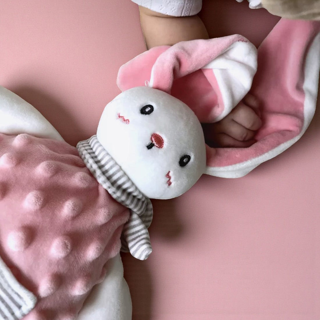 Rosa Hase Kuscheltier mit gepunkteter Latzhose und Ringelkragen