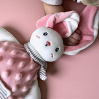 Rosa Hase Kuscheltier mit gepunkteter Latzhose und Ringelkragen