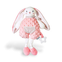 Rosa Hasen-Kuscheltier aus gepunktetem Minky, lange hängende Ohren, besticktes Gesicht, rosa gepunktete Latzhose mit gestreifter Tasche, Ringelkragen, weißer Beißring am Arm hängend, Baumwollfüllung, weißer Hintergrund