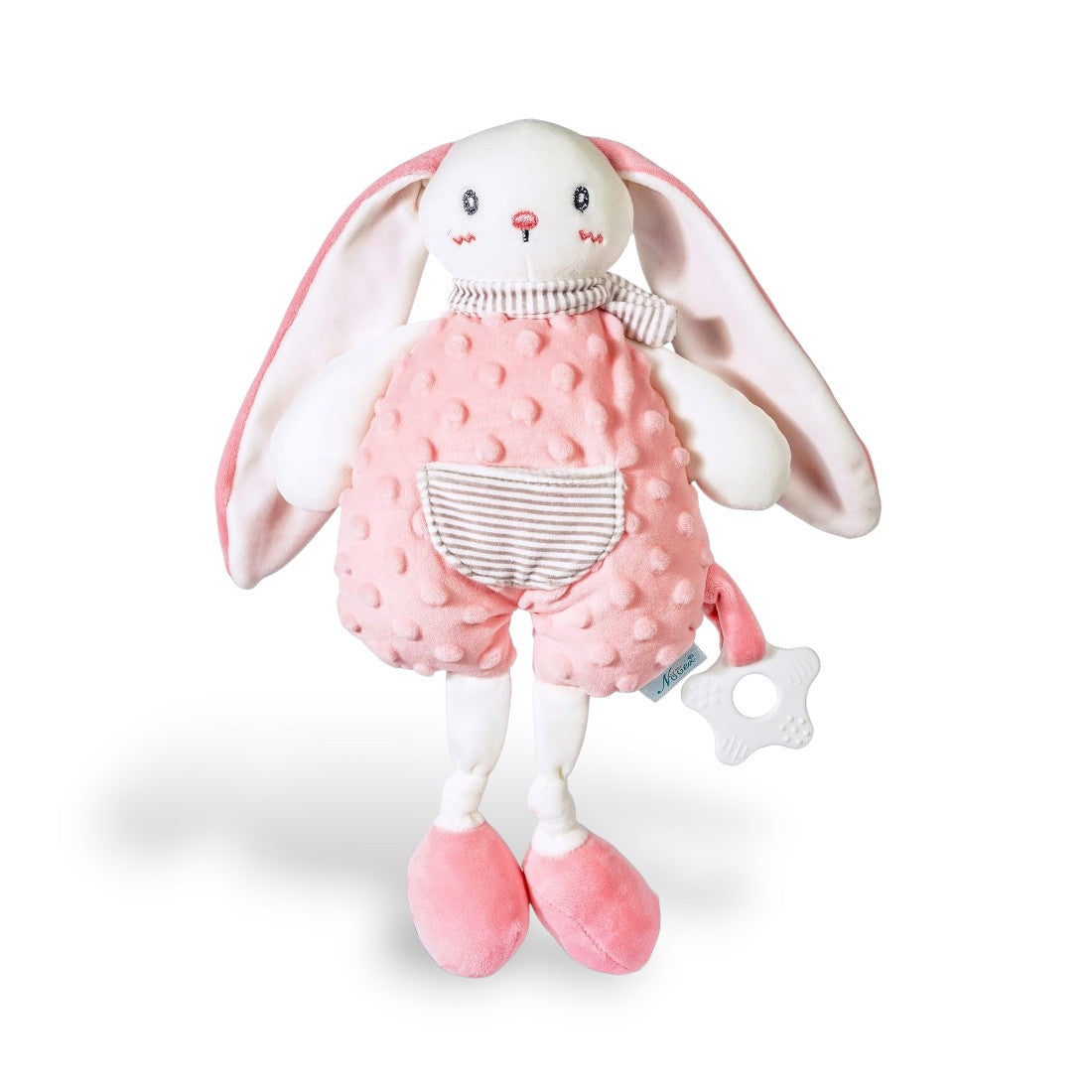 Rosa Hasen-Kuscheltier aus gepunktetem Minky, lange hängende Ohren, besticktes Gesicht, rosa gepunktete Latzhose mit gestreifter Tasche, Ringelkragen, weißer Beißring am Arm hängend, Baumwollfüllung, weißer Hintergrund