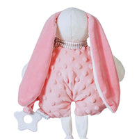 Rosa Hase Kuscheltier mit gepunkteter Latzhose und Ringelkragen
