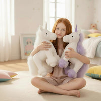 Stehendes Einhorn-Kuscheltier mit bunter Mähne