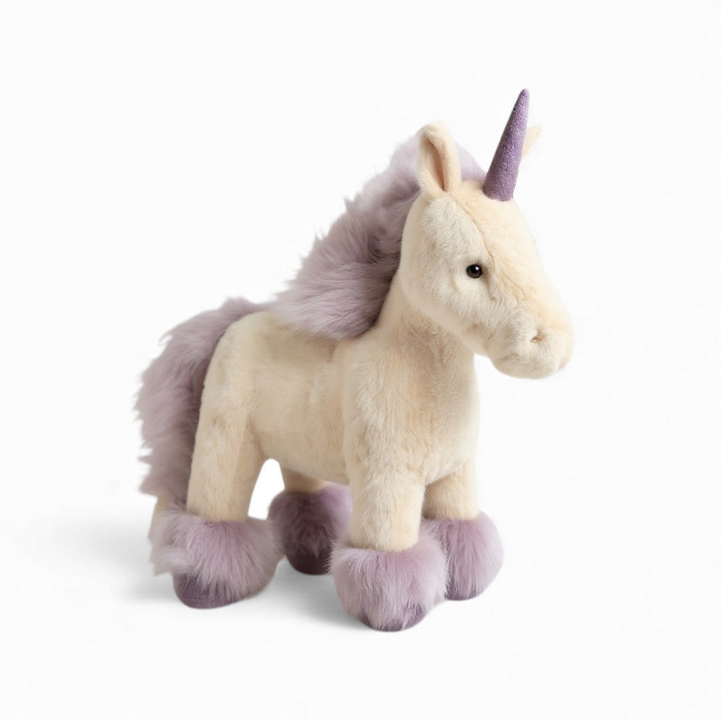 Weißes stehendes Einhorn-Kuscheltier mit violetter Mähne auf weißem Hintergrund