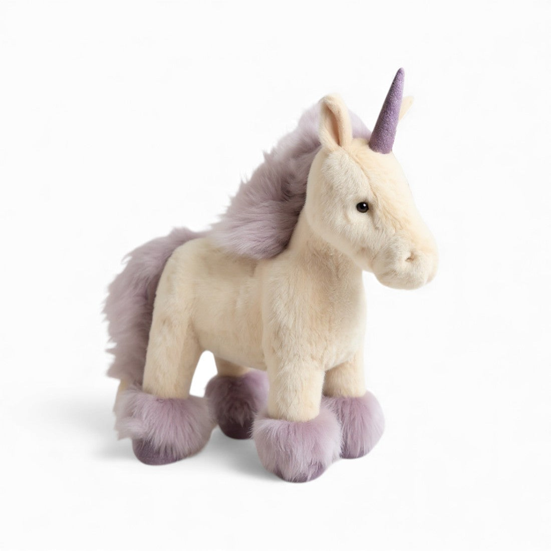 Weißes stehendes Einhorn-Kuscheltier mit violetter Mähne auf weißem Hintergrund