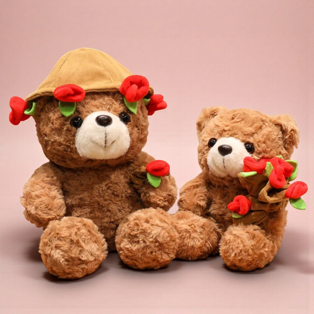 Teddybär Kuscheltier romantisch mit Blumenstrauß