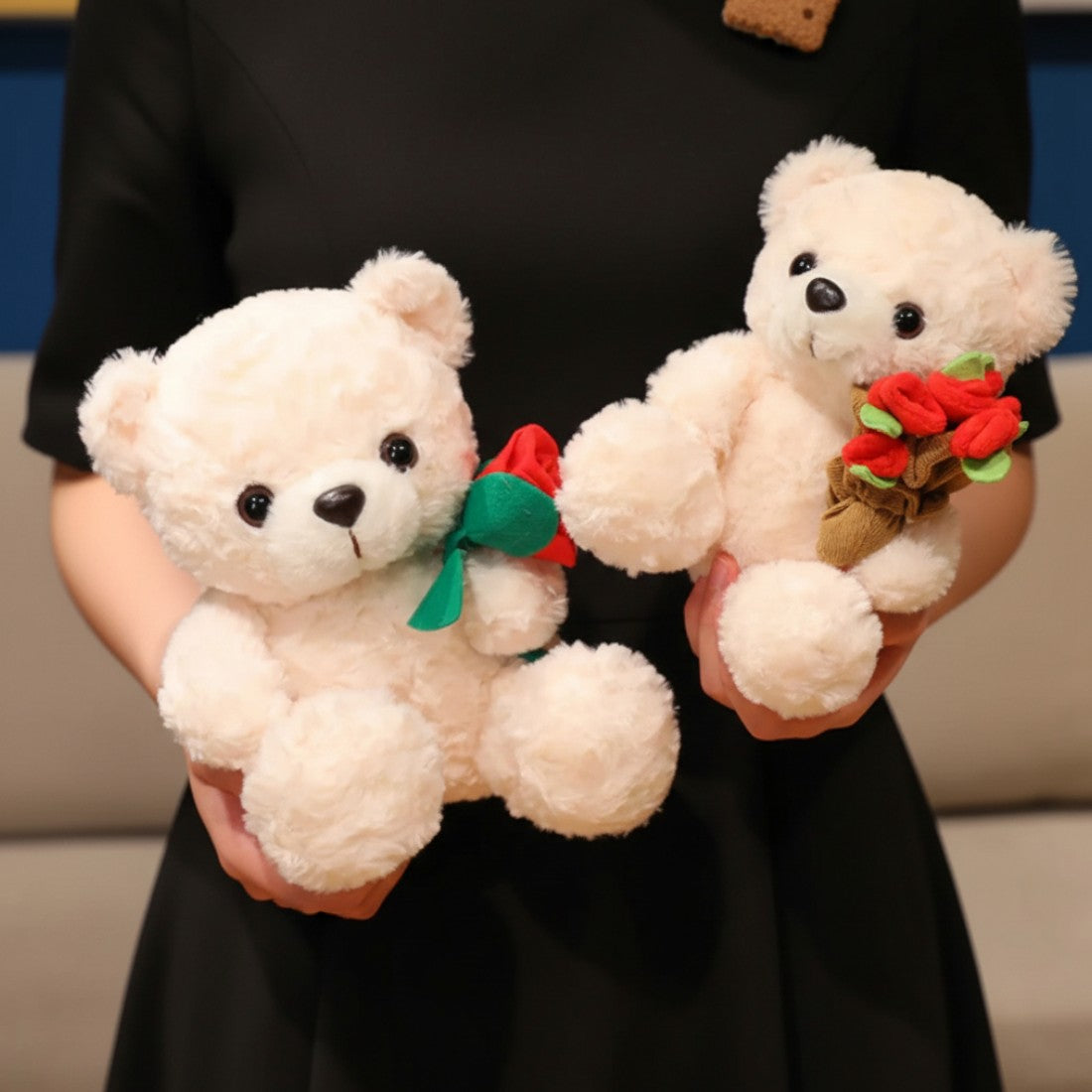 Teddybär Kuscheltier romantisch mit Blumenstrauß