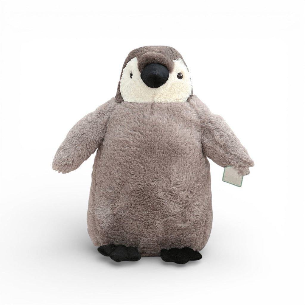 Grauer Pinguin Kuscheltier mit großen runden glänzenden schwarzen Augen, spitzem schwarzem Schnabel, flauschigem weißem Bauch und schwarzen Füßen, auf weißem Hintergrund.