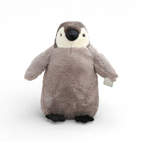 Grauer Pinguin Kuscheltier mit großen runden glänzenden schwarzen Augen, spitzem schwarzem Schnabel, flauschigem weißem Bauch und schwarzen Füßen, auf weißem Hintergrund.