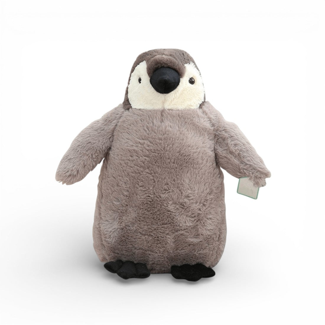 Grauer Pinguin Kuscheltier mit großen runden glänzenden schwarzen Augen, spitzem schwarzem Schnabel, flauschigem weißem Bauch und schwarzen Füßen, auf weißem Hintergrund.