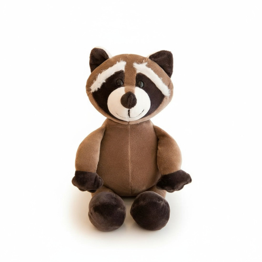 Braunes Waschbär-Kuscheltier, weiß-schwarze Schnauze, große runde Augen, sitzend mit amüsiertem Lächeln, auf weißem Hintergrund.