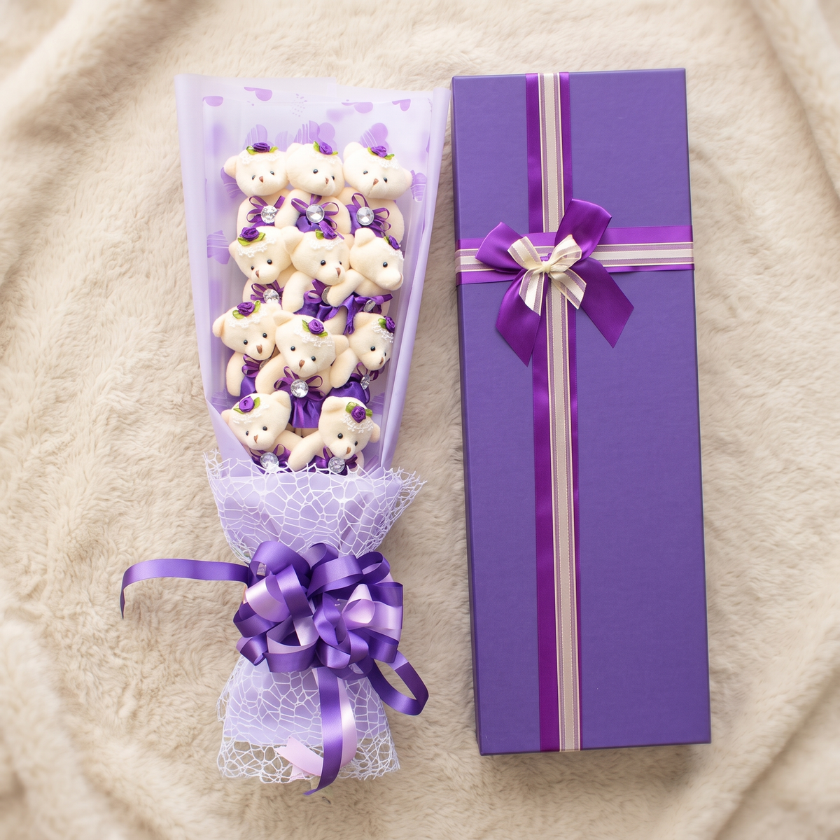 Weißer Bären-Kuscheltier Bouquet mit violetter Box - Detailansicht Material