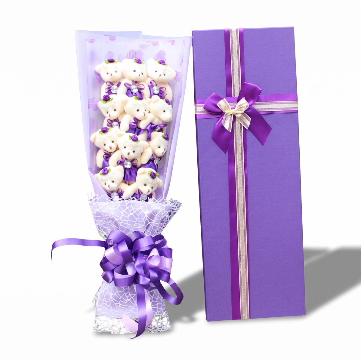 Weißer Bären-Kuscheltier Bouquet mit violetter Box - Frontalansicht auf weißem Hintergrund
