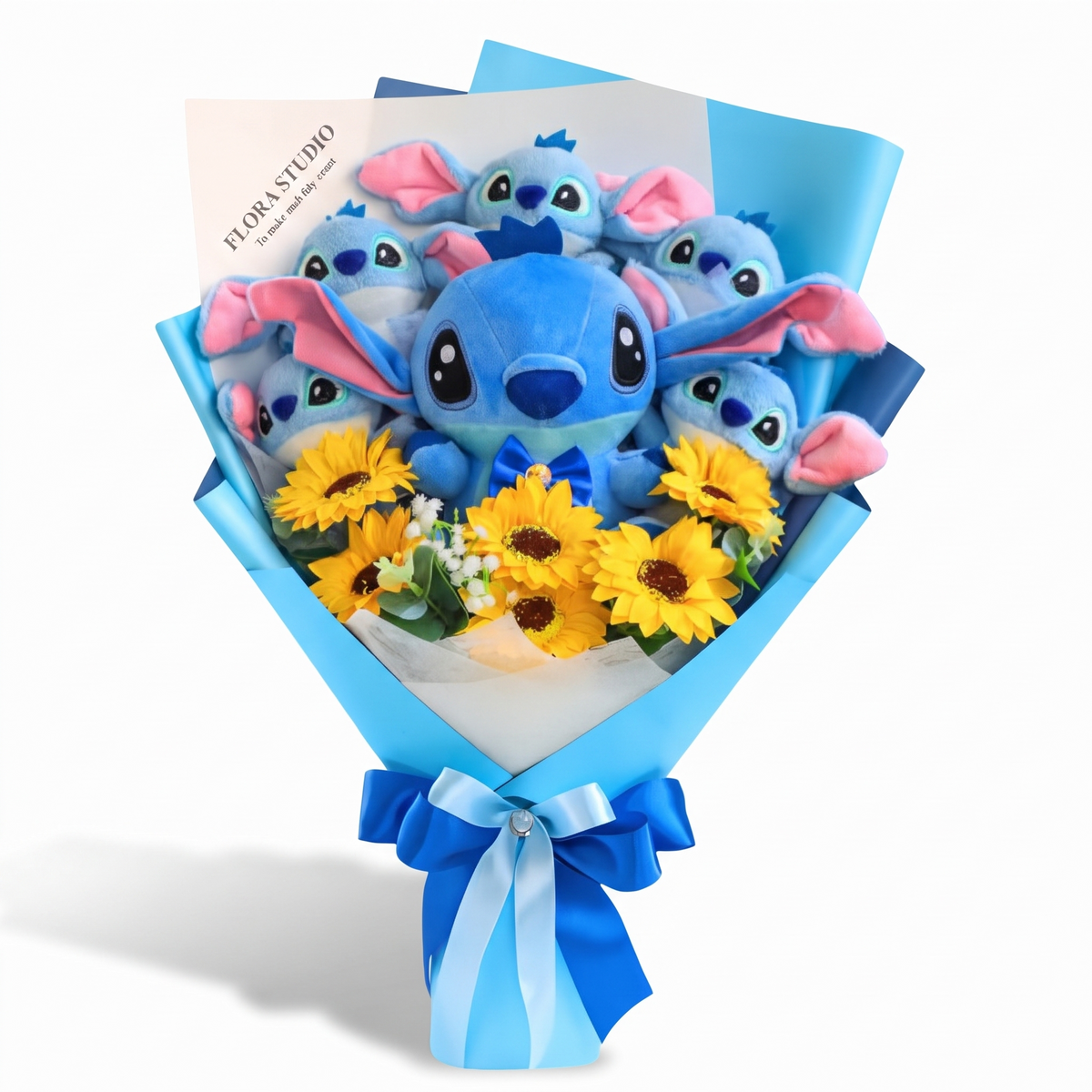 Stitch-Kuscheltier-Strauß mit Blumen - Frontalansicht auf weißem Hintergrund