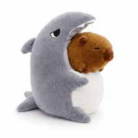 Capybara Kuscheltier im Hai-Kostüm - Weißer Hintergrund, Seitenansicht
