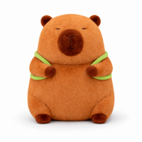 Kuscheltier Capybara mit Schildkröten-Rucksack - Frontalansicht auf weißem Hintergrund