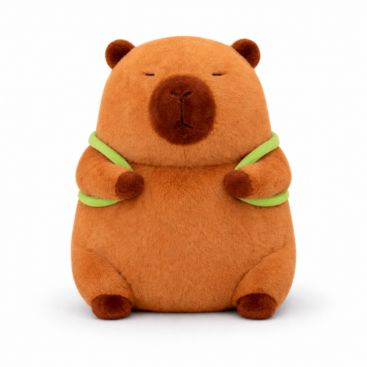 Kuscheltier Capybara mit Schildkröten-Rucksack - Frontalansicht auf weißem Hintergrund