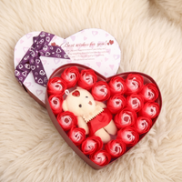 Rosenbär Kuscheltier Geschenkbox zum Valentinstag - Detailaufnahme Material