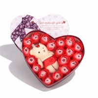 Rosenbär Kuscheltier Geschenkbox zum Valentinstag - weißer Hintergrund Frontalansicht