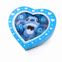 Stitch Kuscheltier Geschenkbox Herz mit blauen Rosen - Frontalansicht auf weißem Hintergrund